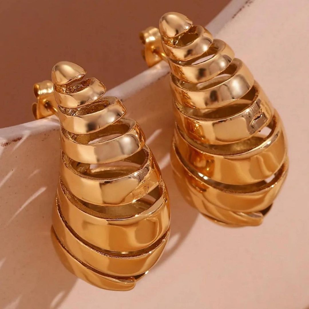 ‏Gold bottega veneta earrings
.